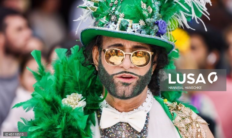 Pessoas vestem trajes tradicionais enquanto participam no Carnaval das Culturas em Berlim, Alemanha. O desfile envolve mais de 4 000 participantes que exibem as culturas dos seus países de origem. O Carnaval das Culturas é celebrado anualmente em Berlim desde 1996 e pretende ser um símbolo da diversidade e da coexistência pacífica. 