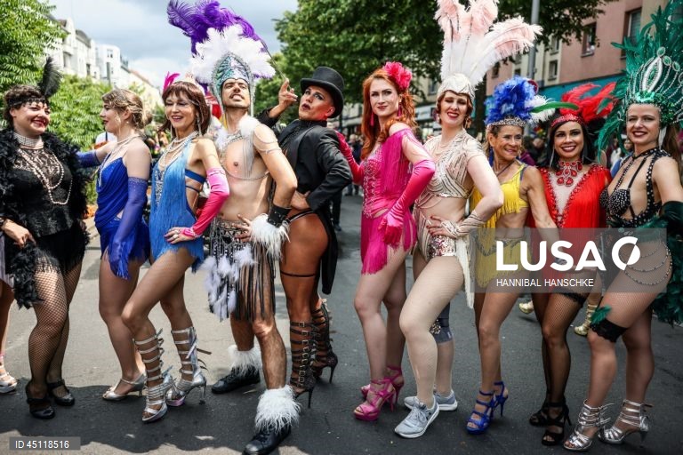 Pessoas vestem trajes tradicionais enquanto participam no Carnaval das Culturas em Berlim, Alemanha. O desfile envolve mais de 4 000 participantes que exibem as culturas dos seus países de origem. O Carnaval das Culturas é celebrado anualmente em Berlim desde 1996 e pretende ser um símbolo da diversidade e da coexistência pacífica. 
