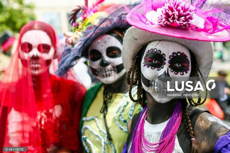 Pessoas vestem trajes tradicionais enquanto participam no Carnaval das Culturas em Berlim, Alemanha. O desfile envolve mais de 4 000 participantes que exibem as culturas dos seus países de origem. O Carnaval das Culturas é celebrado anualmente em Berlim desde 1996 e pretende ser um símbolo da diversidade e da coexistência pacífica. 