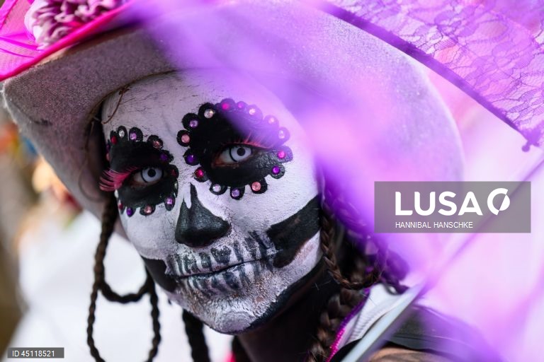 Pessoas vestem trajes tradicionais enquanto participam no Carnaval das Culturas em Berlim, Alemanha. O desfile envolve mais de 4 000 participantes que exibem as culturas dos seus países de origem. O Carnaval das Culturas é celebrado anualmente em Berlim desde 1996 e pretende ser um símbolo da diversidade e da coexistência pacífica. 