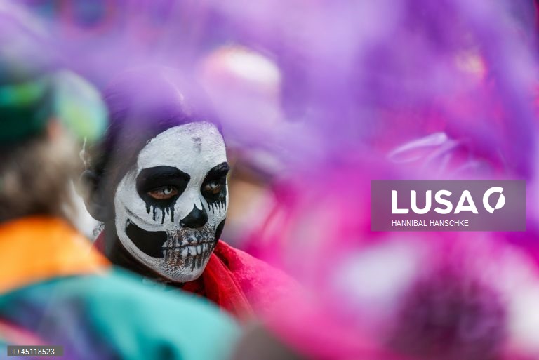 Pessoas vestem trajes tradicionais enquanto participam no Carnaval das Culturas em Berlim, Alemanha. O desfile envolve mais de 4 000 participantes que exibem as culturas dos seus países de origem. O Carnaval das Culturas é celebrado anualmente em Berlim desde 1996 e pretende ser um símbolo da diversidade e da coexistência pacífica. 
