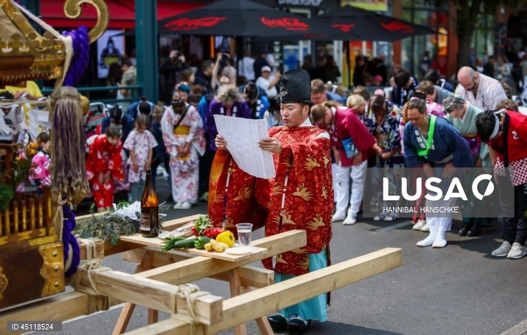 Pessoas vestem trajes tradicionais enquanto participam no Carnaval das Culturas em Berlim, Alemanha. O desfile envolve mais de 4 000 participantes que exibem as culturas dos seus países de origem. O Carnaval das Culturas é celebrado anualmente em Berlim desde 1996 e pretende ser um símbolo da diversidade e da coexistência pacífica. 