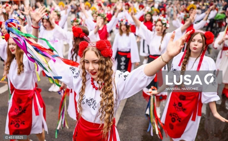Pessoas vestem trajes tradicionais enquanto participam no Carnaval das Culturas em Berlim, Alemanha. O desfile envolve mais de 4 000 participantes que exibem as culturas dos seus países de origem. O Carnaval das Culturas é celebrado anualmente em Berlim desde 1996 e pretende ser um símbolo da diversidade e da coexistência pacífica. 