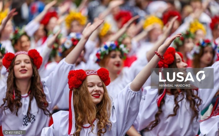 Pessoas vestem trajes tradicionais enquanto participam no Carnaval das Culturas em Berlim, Alemanha. O desfile envolve mais de 4 000 participantes que exibem as culturas dos seus países de origem. O Carnaval das Culturas é celebrado anualmente em Berlim desde 1996 e pretende ser um símbolo da diversidade e da coexistência pacífica. 