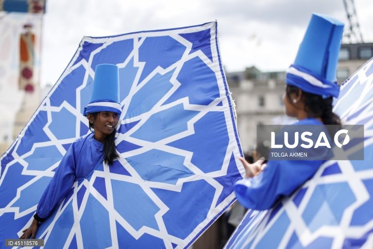 Celebrações do Eid al-Adha em Trafalgar Square, Londres,  festival gratuito e familiar reúne uma variedade de culturas, alimentos, entretenimento e arte da religião islâmica e celebra o Eid al-Adha.