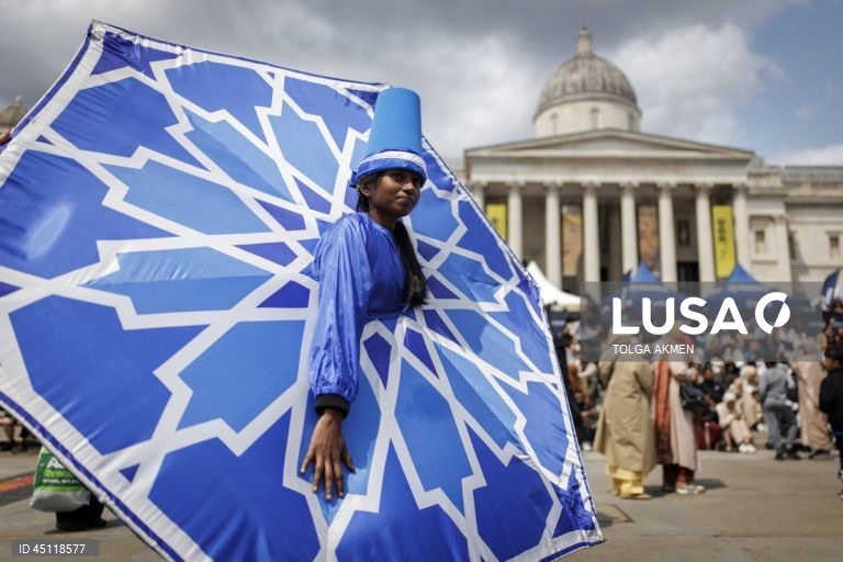 Celebrações do Eid al-Adha em Trafalgar Square, Londres,  festival gratuito e familiar reúne uma variedade de culturas, alimentos, entretenimento e arte da religião islâmica e celebra o Eid al-Adha.