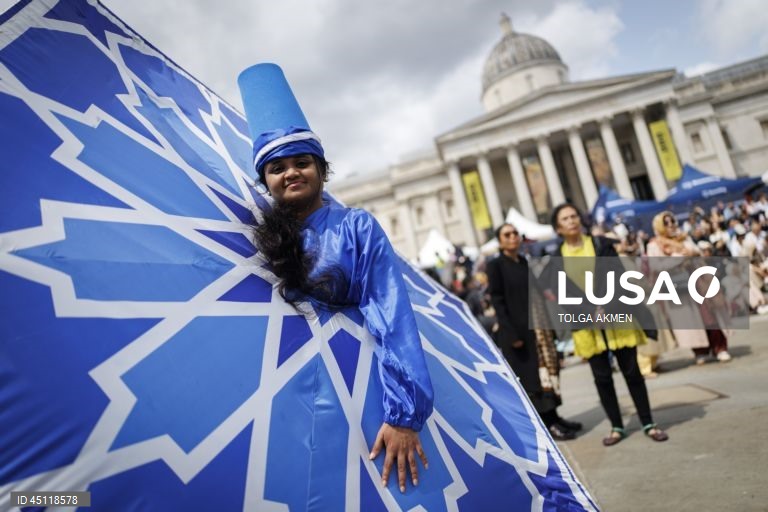 Celebrações do Eid al-Adha em Trafalgar Square, Londres,  festival gratuito e familiar reúne uma variedade de culturas, alimentos, entretenimento e arte da religião islâmica e celebra o Eid al-Adha.