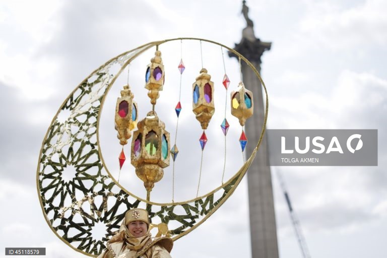 Celebrações do Eid al-Adha em Trafalgar Square, Londres,  festival gratuito e familiar reúne uma variedade de culturas, alimentos, entretenimento e arte da religião islâmica e celebra o Eid al-Adha.