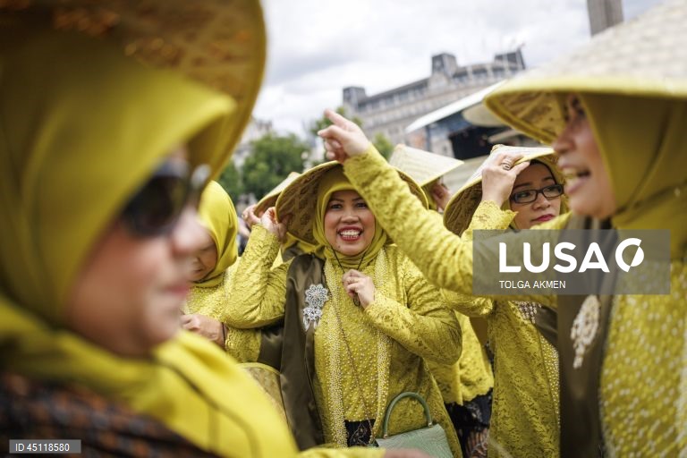 Celebrações do Eid al-Adha em Trafalgar Square, Londres,  festival gratuito e familiar reúne uma variedade de culturas, alimentos, entretenimento e arte da religião islâmica e celebra o Eid al-Adha.