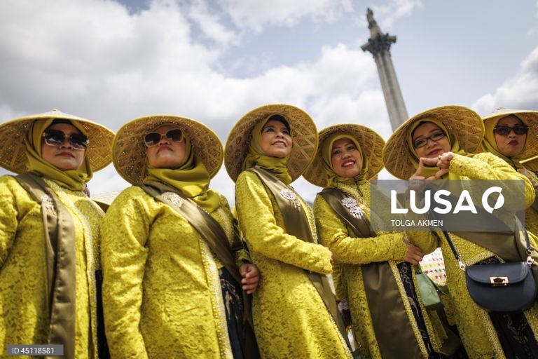 Celebrações do Eid al-Adha em Trafalgar Square, Londres,  festival gratuito e familiar reúne uma variedade de culturas, alimentos, entretenimento e arte da religião islâmica e celebra o Eid al-Adha.