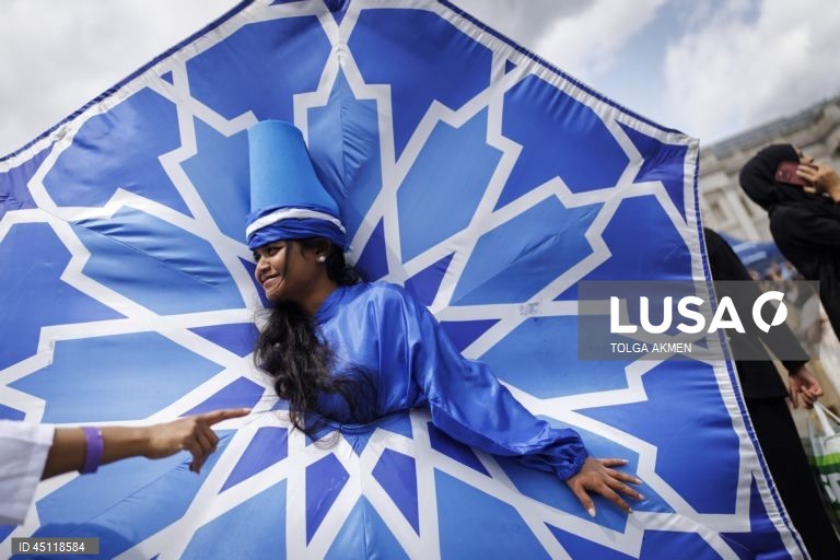 Celebrações do Eid al-Adha em Trafalgar Square, Londres,  festival gratuito e familiar reúne uma variedade de culturas, alimentos, entretenimento e arte da religião islâmica e celebra o Eid al-Adha.