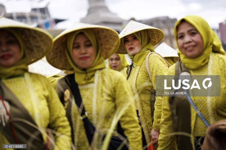 Celebrações do Eid al-Adha em Trafalgar Square, Londres,  festival gratuito e familiar reúne uma variedade de culturas, alimentos, entretenimento e arte da religião islâmica e celebra o Eid al-Adha.