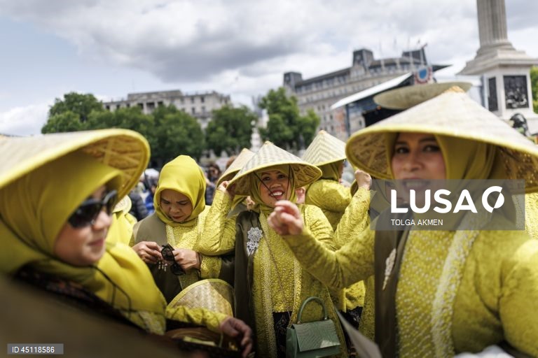 Celebrações do Eid al-Adha em Trafalgar Square, Londres,  festival gratuito e familiar reúne uma variedade de culturas, alimentos, entretenimento e arte da religião islâmica e celebra o Eid al-Adha.