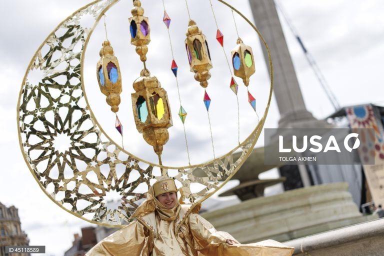 Celebrações do Eid al-Adha em Trafalgar Square, Londres,  festival gratuito e familiar reúne uma variedade de culturas, alimentos, entretenimento e arte da religião islâmica e celebra o Eid al-Adha.