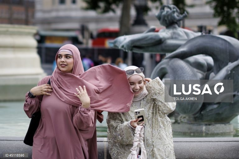 Celebrações do Eid al-Adha em Trafalgar Square, Londres,  festival gratuito e familiar reúne uma variedade de culturas, alimentos, entretenimento e arte da religião islâmica e celebra o Eid al-Adha.
