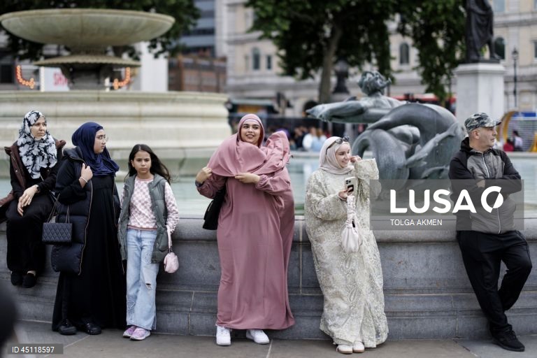 Celebrações do Eid al-Adha em Trafalgar Square, Londres,  festival gratuito e familiar reúne uma variedade de culturas, alimentos, entretenimento e arte da religião islâmica e celebra o Eid al-Adha.