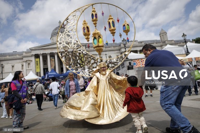 Celebrações do Eid al-Adha em Trafalgar Square, Londres,  festival gratuito e familiar reúne uma variedade de culturas, alimentos, entretenimento e arte da religião islâmica e celebra o Eid al-Adha.