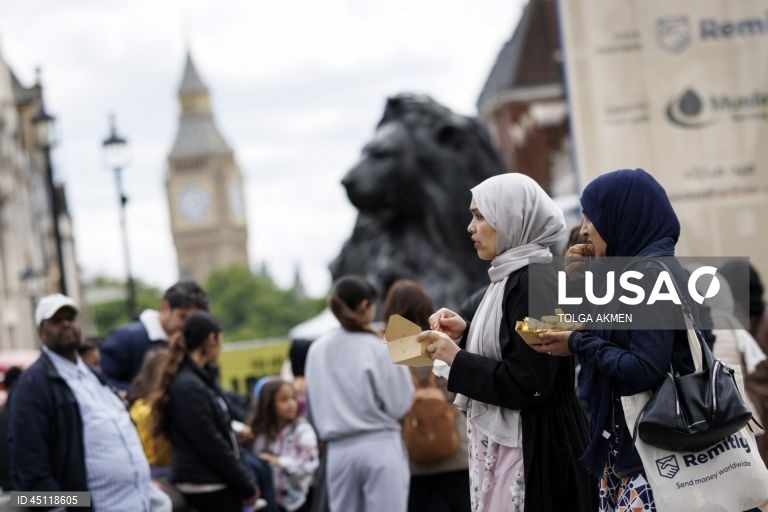 Celebrações do Eid al-Adha em Trafalgar Square, Londres,  festival gratuito e familiar reúne uma variedade de culturas, alimentos, entretenimento e arte da religião islâmica e celebra o Eid al-Adha.