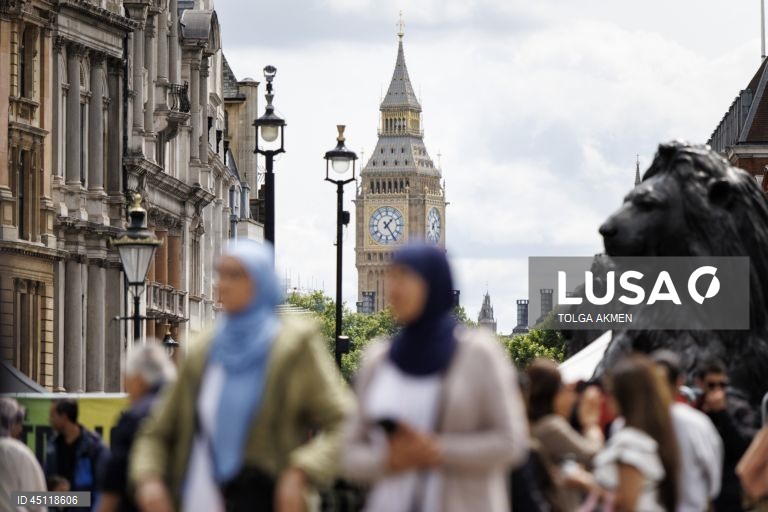 Celebrações do Eid al-Adha em Trafalgar Square, Londres,  festival gratuito e familiar reúne uma variedade de culturas, alimentos, entretenimento e arte da religião islâmica e celebra o Eid al-Adha.