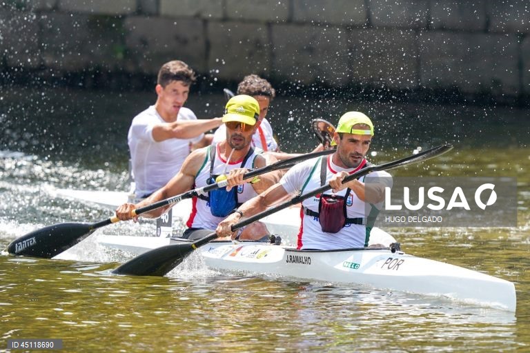 Os canoístas portugueses José Ramalho (D) e Fernando Pimenta (E), disputam a final direta K2 (29,80 km) durante o campeonato Europeu de Maratona, em Ponte de Lima, Portugal, 7 de Junho de 2025. HUGO DELGADO/LUSA 