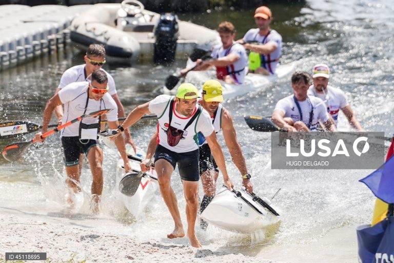 Os canoístas portugueses José Ramalho e Fernando Pimenta, disputam a final direta K2 (29,80 km) durante o campeonato Europeu de Maratona, em Ponte de Lima, Portugal, 7 de Junho de 2025. HUGO DELGADO/LUSA 
