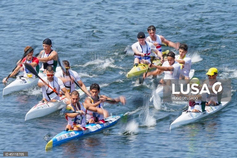 Os canoístas portugueses José Ramalho e Fernando Pimenta (D), disputam a final direta K2 (29,80 km) durante o campeonato Europeu de Maratona, em Ponte de Lima, Portugal, 7 de Junho de 2025. HUGO DELGADO/LUSA 