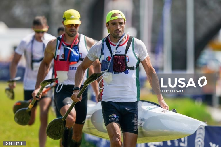 Os canoístas portugueses José Ramalho (D) e Fernando Pimenta (E), disputam a final direta K2 (29,80 km) durante o campeonato Europeu de Maratona, em Ponte de Lima, Portugal, 7 de Junho de 2025. HUGO DELGADO/LUSA 