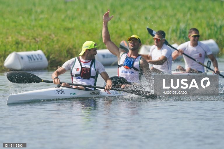 Os canoístas portugueses José Ramalho (E) e Fernando Pimenta (D), festejam a conquista da medalha de ouro na final direta K2 (29,80 km) durante o campeonato Europeu de Maratona, em Ponte de Lima, Portugal, 7 de Junho de 2025. A dupla tricampeã do Mundo de K2, mas que apenas este ano conseguiu estrear-se nos Europeus, impôs-se ao concluir os 29,8 quilómetros com o tempo de 02:01.57 horas, superando os húngaros Adrian Boros e Tamas Erdelyi, por dois segundos, e os espanhóis Miguel Llorens e...