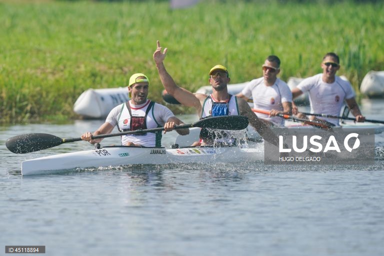 Os canoístas portugueses José Ramalho (E) e Fernando Pimenta (D), festejam a conquista da medalha de ouro na final direta K2 (29,80 km) durante o campeonato Europeu de Maratona, em Ponte de Lima, Portugal, 7 de Junho de 2025. A dupla tricampeã do Mundo de K2, mas que apenas este ano conseguiu estrear-se nos Europeus, impôs-se ao concluir os 29,8 quilómetros com o tempo de 02:01.57 horas, superando os húngaros Adrian Boros e Tamas Erdelyi, por dois segundos, e os espanhóis Miguel Llorens e...