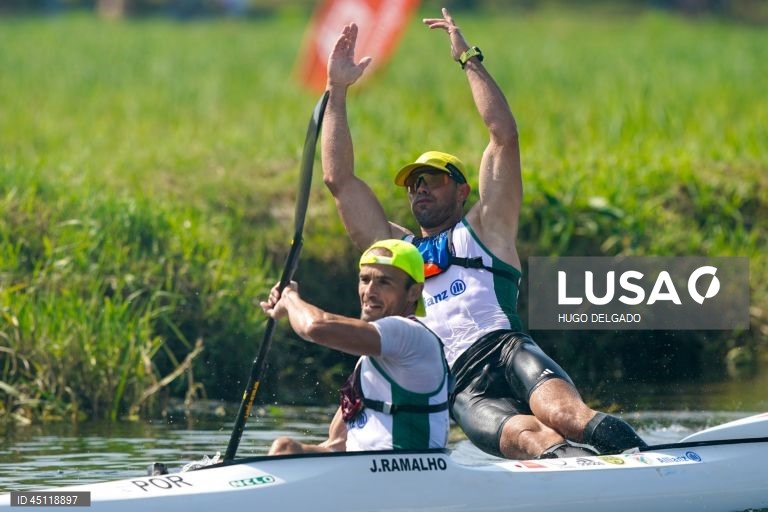 Os canoístas portugueses José Ramalho (E) e Fernando Pimenta (D), festejam a conquista da medalha de ouro na final direta K2 (29,80 km) durante o campeonato Europeu de Maratona, em Ponte de Lima, Portugal, 7 de Junho de 2025. A dupla tricampeã do Mundo de K2, mas que apenas este ano conseguiu estrear-se nos Europeus, impôs-se ao concluir os 29,8 quilómetros com o tempo de 02:01.57 horas, superando os húngaros Adrian Boros e Tamas Erdelyi, por dois segundos, e os espanhóis Miguel Llorens e...