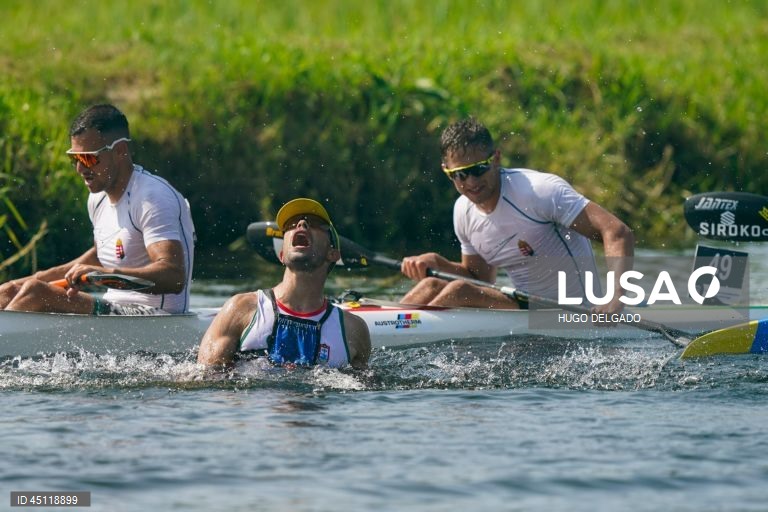 O canoísta português Fernando Pimenta, festeja a conquista da medalha de ouro na final direta K2 (29,80 km) durante o campeonato Europeu de Maratona, em Ponte de Lima, Portugal, 7 de Junho de 2025. A dupla tricampeã do Mundo de K2, mas que apenas este ano conseguiu estrear-se nos Europeus, impôs-se ao concluir os 29,8 quilómetros com o tempo de 02:01.57 horas, superando os húngaros Adrian Boros e Tamas Erdelyi, por dois segundos, e os espanhóis Miguel Llorens e Alberto Plaza, por cinco. HUGO...