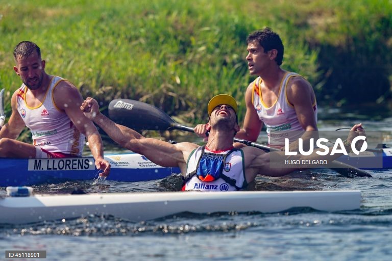 O canoísta português Fernando Pimenta, festeja a conquista da medalha de ouro na final direta K2 (29,80 km) durante o campeonato Europeu de Maratona, em Ponte de Lima, Portugal, 7 de Junho de 2025. A dupla tricampeã do Mundo de K2, mas que apenas este ano conseguiu estrear-se nos Europeus, impôs-se ao concluir os 29,8 quilómetros com o tempo de 02:01.57 horas, superando os húngaros Adrian Boros e Tamas Erdelyi, por dois segundos, e os espanhóis Miguel Llorens e Alberto Plaza, por cinco. HUGO...