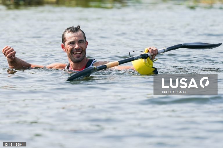 O canoísta português Fernando Pimenta, festeja a conquista da medalha de ouro na final direta K2 (29,80 km) durante o campeonato Europeu de Maratona, em Ponte de Lima, Portugal, 7 de Junho de 2025. A dupla tricampeã do Mundo de K2, mas que apenas este ano conseguiu estrear-se nos Europeus, impôs-se ao concluir os 29,8 quilómetros com o tempo de 02:01.57 horas, superando os húngaros Adrian Boros e Tamas Erdelyi, por dois segundos, e os espanhóis Miguel Llorens e Alberto Plaza, por cinco. HUGO...