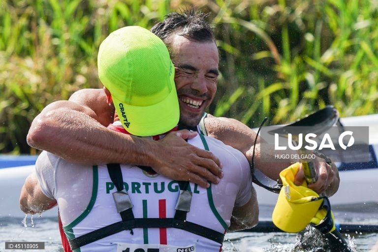 Os canoístas portugueses José Ramalho (E) e Fernando Pimenta (D), festejam a conquista da medalha de ouro na final direta K2 (29,80 km) durante o campeonato Europeu de Maratona, em Ponte de Lima, Portugal, 7 de Junho de 2025. A dupla tricampeã do Mundo de K2, mas que apenas este ano conseguiu estrear-se nos Europeus, impôs-se ao concluir os 29,8 quilómetros com o tempo de 02:01.57 horas, superando os húngaros Adrian Boros e Tamas Erdelyi, por dois segundos, e os espanhóis Miguel Llorens e...