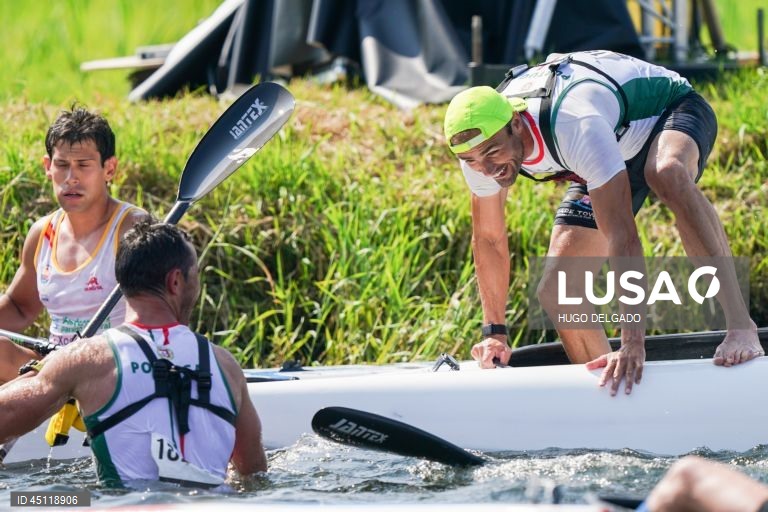 O canoísta português José Ramalho, festeja a conquista da medalha de ouro na final direta K2 (29,80 km) durante o campeonato Europeu de Maratona, em Ponte de Lima, Portugal, 7 de Junho de 2025. A dupla tricampeã do Mundo de K2, mas que apenas este ano conseguiu estrear-se nos Europeus, impôs-se ao concluir os 29,8 quilómetros com o tempo de 02:01.57 horas, superando os húngaros Adrian Boros e Tamas Erdelyi, por dois segundos, e os espanhóis Miguel Llorens e Alberto Plaza, por cinco. HUGO...