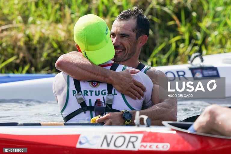 Os canoístas portugueses José Ramalho (E) e Fernando Pimenta (D), festejam a conquista da medalha de ouro na final direta K2 (29,80 km) durante o campeonato Europeu de Maratona, em Ponte de Lima, Portugal, 7 de Junho de 2025. A dupla tricampeã do Mundo de K2, mas que apenas este ano conseguiu estrear-se nos Europeus, impôs-se ao concluir os 29,8 quilómetros com o tempo de 02:01.57 horas, superando os húngaros Adrian Boros e Tamas Erdelyi, por dois segundos, e os espanhóis Miguel Llorens e...