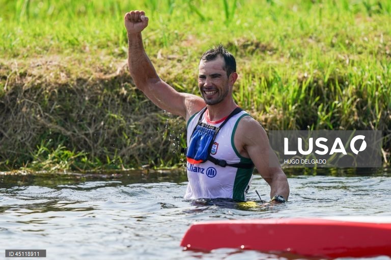 O canoísta português Fernando Pimenta, festeja a conquista da medalha de ouro na final direta K2 (29,80 km) durante o campeonato Europeu de Maratona, em Ponte de Lima, Portugal, 7 de Junho de 2025. A dupla tricampeã do Mundo de K2, mas que apenas este ano conseguiu estrear-se nos Europeus, impôs-se ao concluir os 29,8 quilómetros com o tempo de 02:01.57 horas, superando os húngaros Adrian Boros e Tamas Erdelyi, por dois segundos, e os espanhóis Miguel Llorens e Alberto Plaza, por cinco. HUGO...