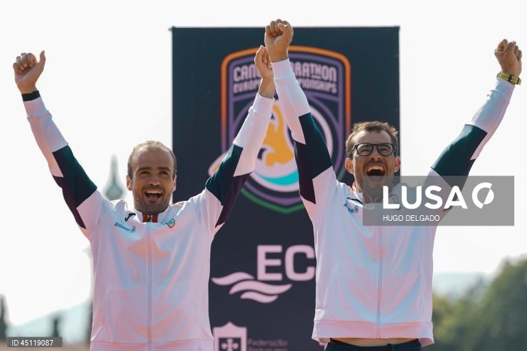 Os canoístas portugueses José Ramalho (E) e Fernando Pimenta (D), festejam no pódio após conquistarem a medalha de ouro na final direta K2 (29,80 km) durante o campeonato Europeu de Maratona, em Ponte de Lima, Portugal, 7 de Junho de 2025. A dupla tricampeã do Mundo de K2, mas que apenas este ano conseguiu estrear-se nos Europeus, impôs-se ao concluir os 29,8 quilómetros com o tempo de 02:01.57 horas, superando os húngaros Adrian Boros e Tamas Erdelyi, por dois segundos, e os espanhóis Miguel...
