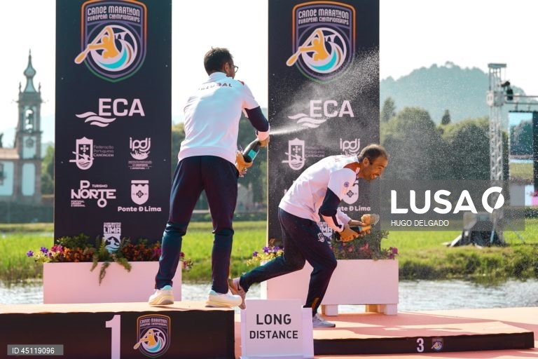 Os canoístas portugueses José Ramalho (D) e Fernando Pimenta (E), festejam no pódio após conquistarem a medalha de ouro na final direta K2 (29,80 km) durante o campeonato Europeu de Maratona, em Ponte de Lima, Portugal, 7 de Junho de 2025. A dupla tricampeã do Mundo de K2, mas que apenas este ano conseguiu estrear-se nos Europeus, impôs-se ao concluir os 29,8 quilómetros com o tempo de 02:01.57 horas, superando os húngaros Adrian Boros e Tamas Erdelyi, por dois segundos, e os espanhóis Miguel...
