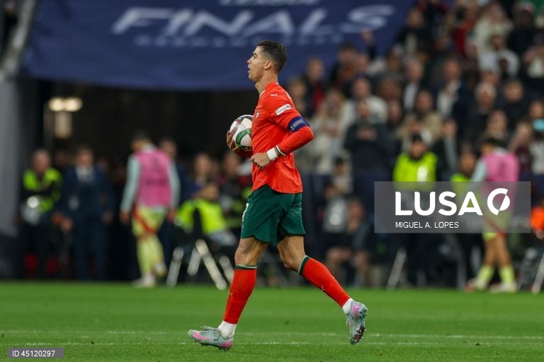 A seleção portuguesa conquistou hoje pela segunda vez a Liga das Nações de futebol, ao bater na final a Espanha por 5-3 no desempate por grandes penalidades, após 2-2 no final do tempo regulamentar e prolongamento.
