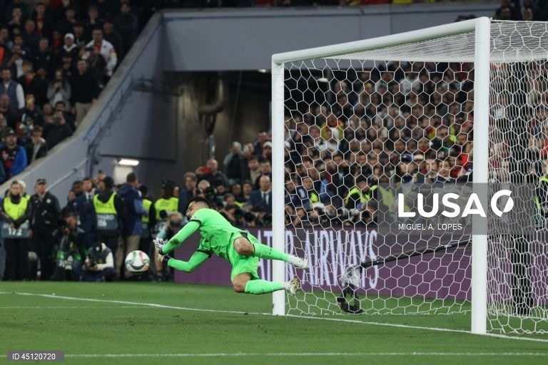 A seleção portuguesa conquistou hoje pela segunda vez a Liga das Nações de futebol, ao bater na final a Espanha por 5-3 no desempate por grandes penalidades, após 2-2 no final do tempo regulamentar e prolongamento.