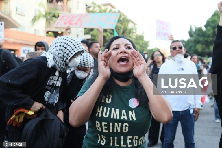 Manifestantes enfrentam a polícia em Los Angeles, Califórnia, EUA. O Presidente dos Estados Unidos, Donald Trump, enviou cerca de 2.000 homens da Guarda Nacional para Los Angeles no dia 8 de junho, apesar de o Estado da Califórnia não ter solicitado qualquer assistência adicional.