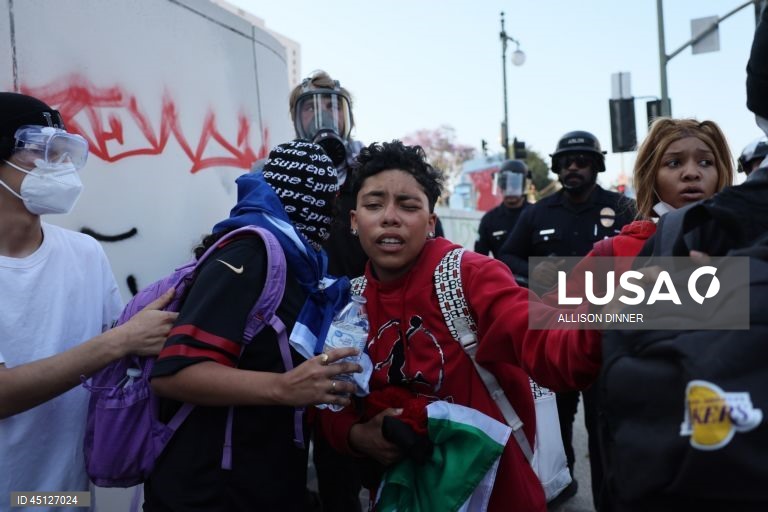 Manifestantes enfrentam a polícia em Los Angeles, Califórnia, EUA. O Presidente dos Estados Unidos, Donald Trump, enviou cerca de 2.000 homens da Guarda Nacional para Los Angeles no dia 8 de junho, apesar de o Estado da Califórnia não ter solicitado qualquer assistência adicional.