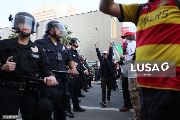 Manifestantes enfrentam a polícia em Los Angeles, Califórnia, EUA. O Presidente dos Estados Unidos, Donald Trump, enviou cerca de 2.000 homens da Guarda Nacional para Los Angeles no dia 8 de junho, apesar de o Estado da Califórnia não ter solicitado qualquer assistência adicional.