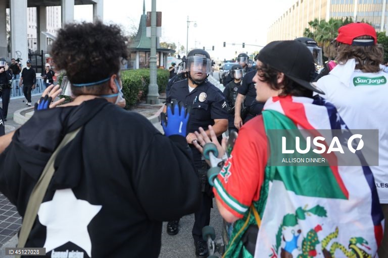 Manifestantes enfrentam a polícia em Los Angeles, Califórnia, EUA. O Presidente dos Estados Unidos, Donald Trump, enviou cerca de 2.000 homens da Guarda Nacional para Los Angeles no dia 8 de junho, apesar de o Estado da Califórnia não ter solicitado qualquer assistência adicional.