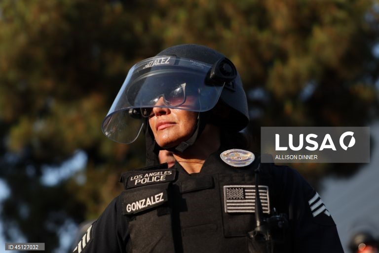Manifestantes enfrentam a polícia em Los Angeles, Califórnia, EUA. O Presidente dos Estados Unidos, Donald Trump, enviou cerca de 2.000 homens da Guarda Nacional para Los Angeles no dia 8 de junho, apesar de o Estado da Califórnia não ter solicitado qualquer assistência adicional.