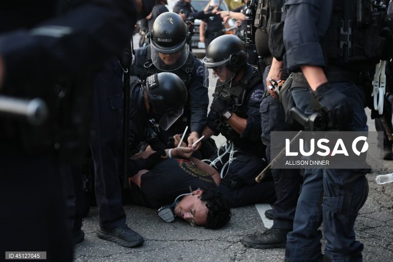 Manifestantes enfrentam a polícia em Los Angeles, Califórnia, EUA. O Presidente dos Estados Unidos, Donald Trump, enviou cerca de 2.000 homens da Guarda Nacional para Los Angeles no dia 8 de junho, apesar de o Estado da Califórnia não ter solicitado qualquer assistência adicional.