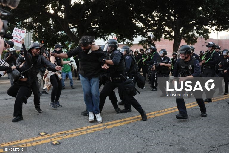 Manifestantes enfrentam a polícia em Los Angeles, Califórnia, EUA. O Presidente dos Estados Unidos, Donald Trump, enviou cerca de 2.000 homens da Guarda Nacional para Los Angeles no dia 8 de junho, apesar de o Estado da Califórnia não ter solicitado qualquer assistência adicional.