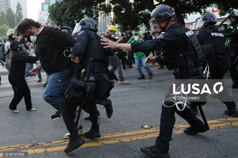 Manifestantes enfrentam a polícia em Los Angeles, Califórnia, EUA. O Presidente dos Estados Unidos, Donald Trump, enviou cerca de 2.000 homens da Guarda Nacional para Los Angeles no dia 8 de junho, apesar de o Estado da Califórnia não ter solicitado qualquer assistência adicional.