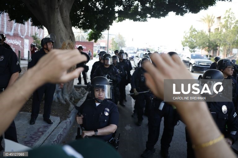 Manifestantes enfrentam a polícia em Los Angeles, Califórnia, EUA. O Presidente dos Estados Unidos, Donald Trump, enviou cerca de 2.000 homens da Guarda Nacional para Los Angeles no dia 8 de junho, apesar de o Estado da Califórnia não ter solicitado qualquer assistência adicional.